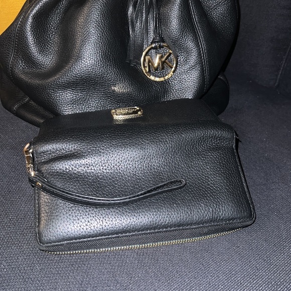 Gently used Michael Kors black purse with matching wallet - Picture 6 of 7